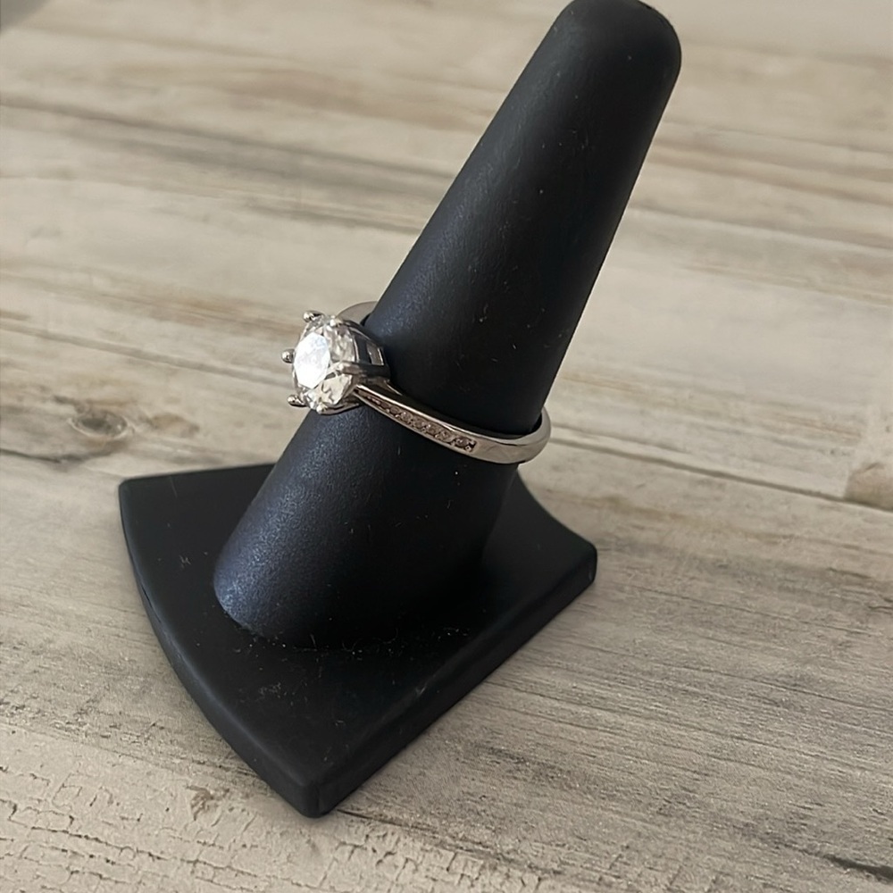 Gorgeous Sterling Silver 2Ct Moissanite Diamond Ring. - Picture 3 of 7
